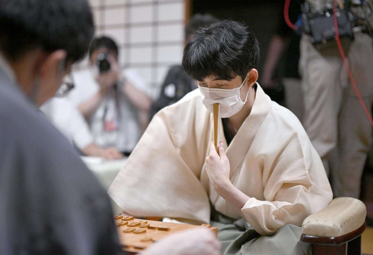 将棋の第71期王座戦第1局で永瀬拓矢王座に敗れた藤井聡太七冠（共同）