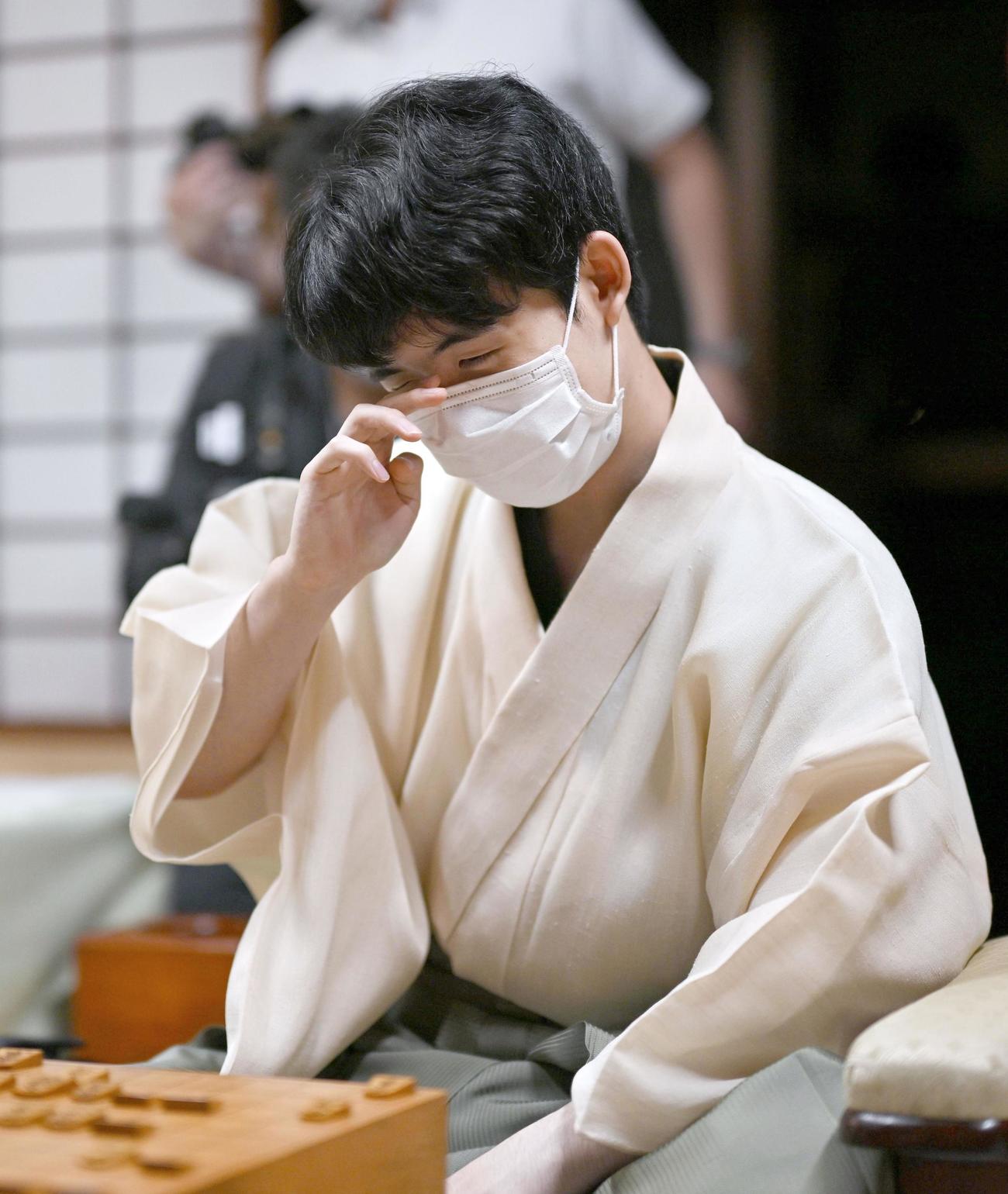 将棋の第71期王座戦第1局で敗れた藤井聡太七冠（共同）