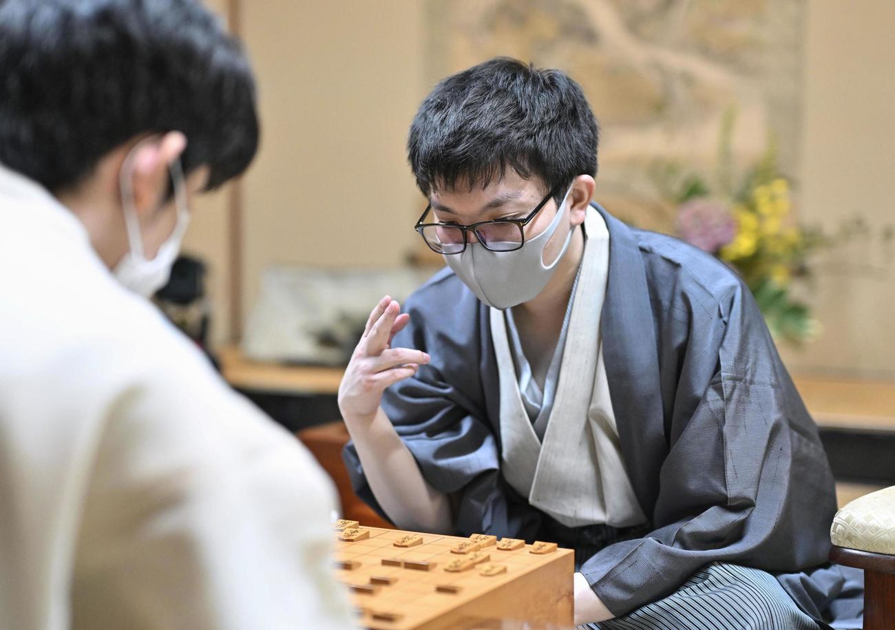 将棋の第71期王座戦第1局で藤井聡太七冠に勝利し、感想戦で対局を振り返る永瀬拓矢王座（共同）