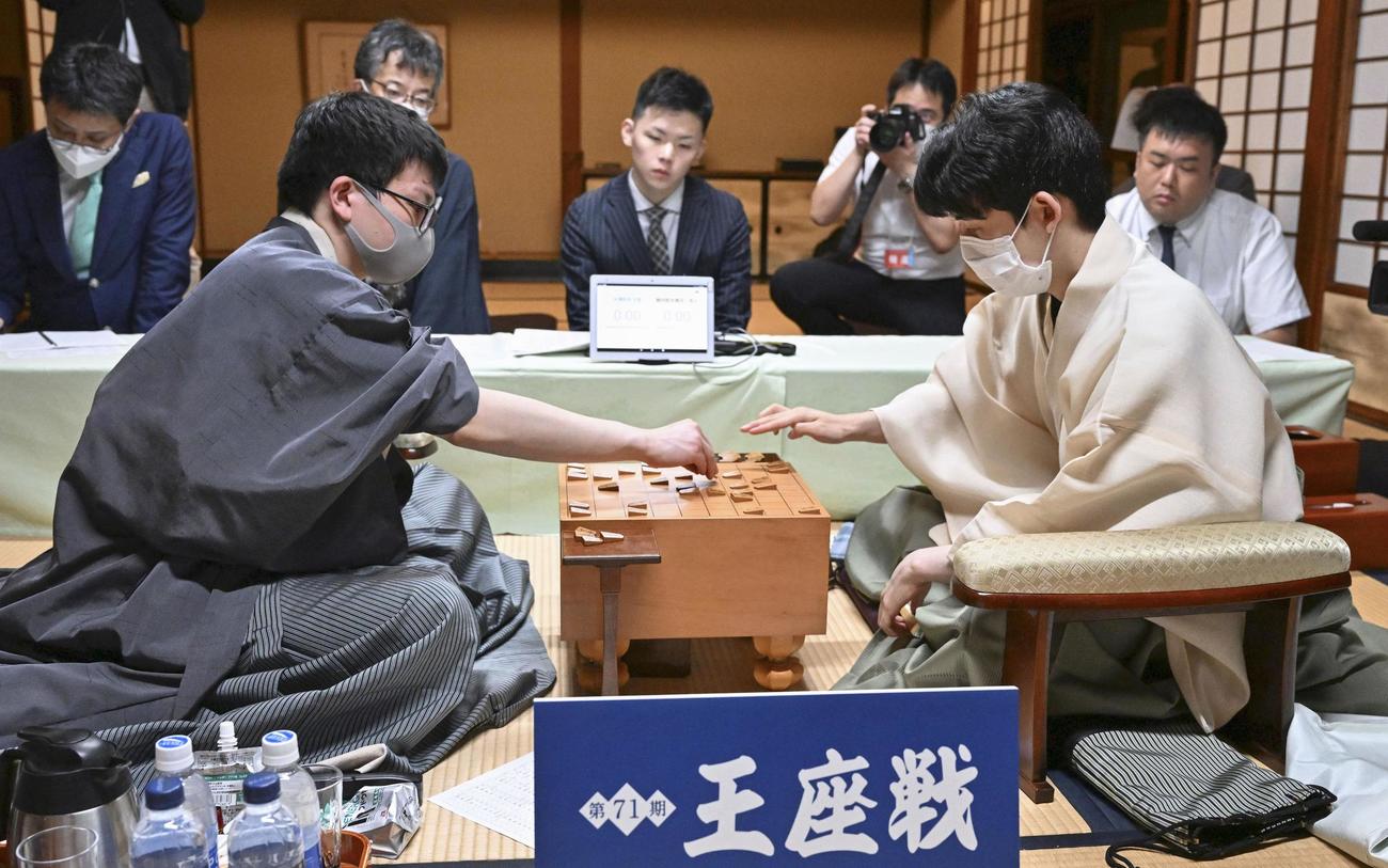 将棋の第71期王座戦第1局で藤井聡太七冠（右）に勝利し、感想戦で対局を振り返る永瀬拓矢王座（共同）