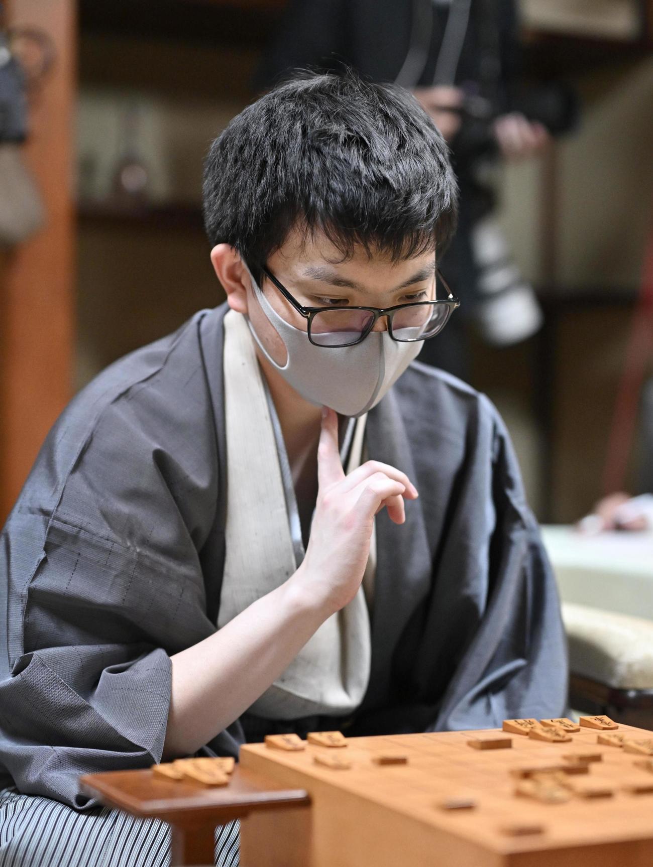 将棋の第71期王座戦第1局で藤井聡太七冠に勝利し、感想戦で対局を振り返る永瀬拓矢王座（共同）