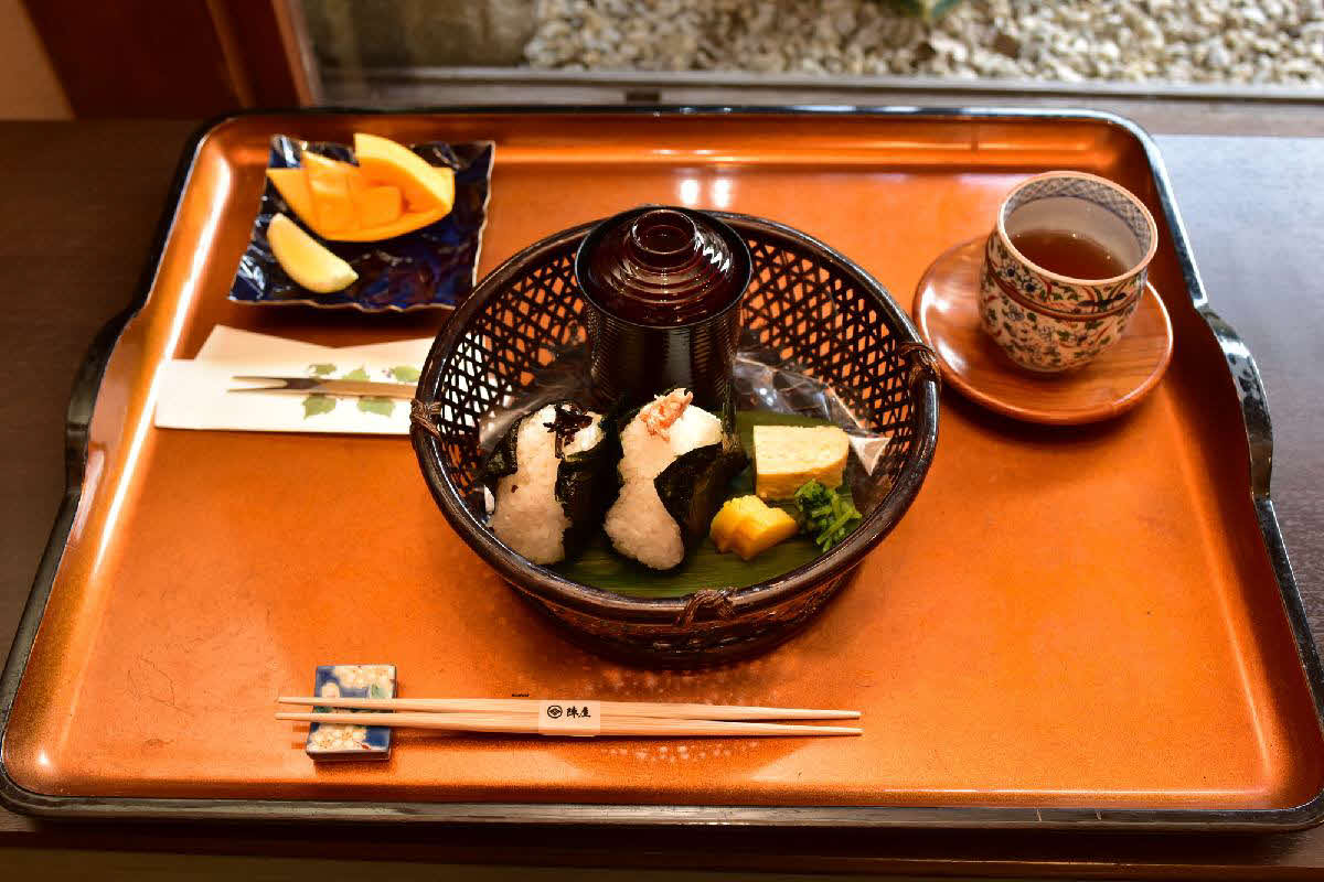 藤井聡太竜王の夕食はおにぎり2個（サケ・昆布）、止めわん、パパイア、温かいほうじ茶（日本将棋連盟提供）
