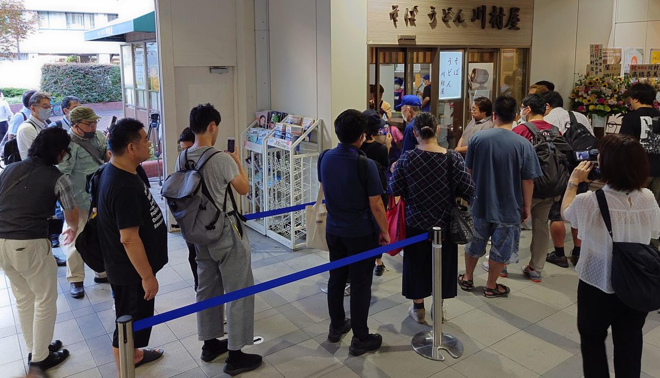 半年ぶりに営業再開した川村屋には開店前から行列ができた（撮影・寺沢卓）