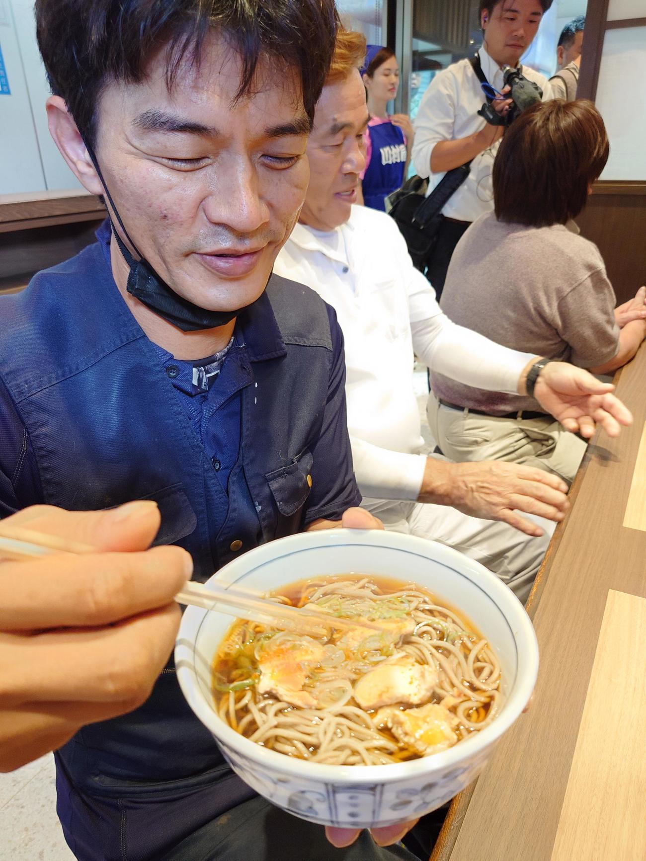 名物とりにくそばを注文した男性は「やっぱり、うまい」と笑顔（撮影・寺沢卓）