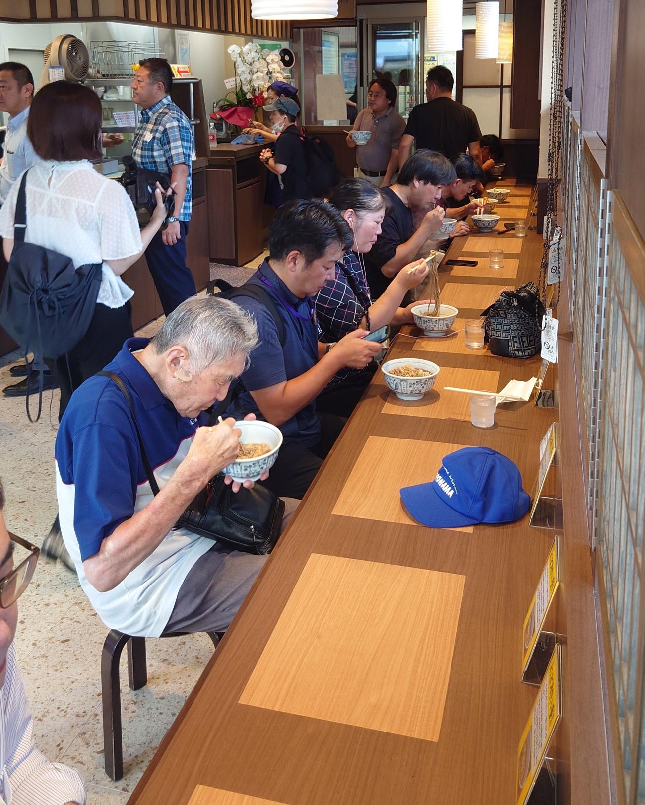開店してすぐに店内は満席になった（撮影・寺沢卓）
