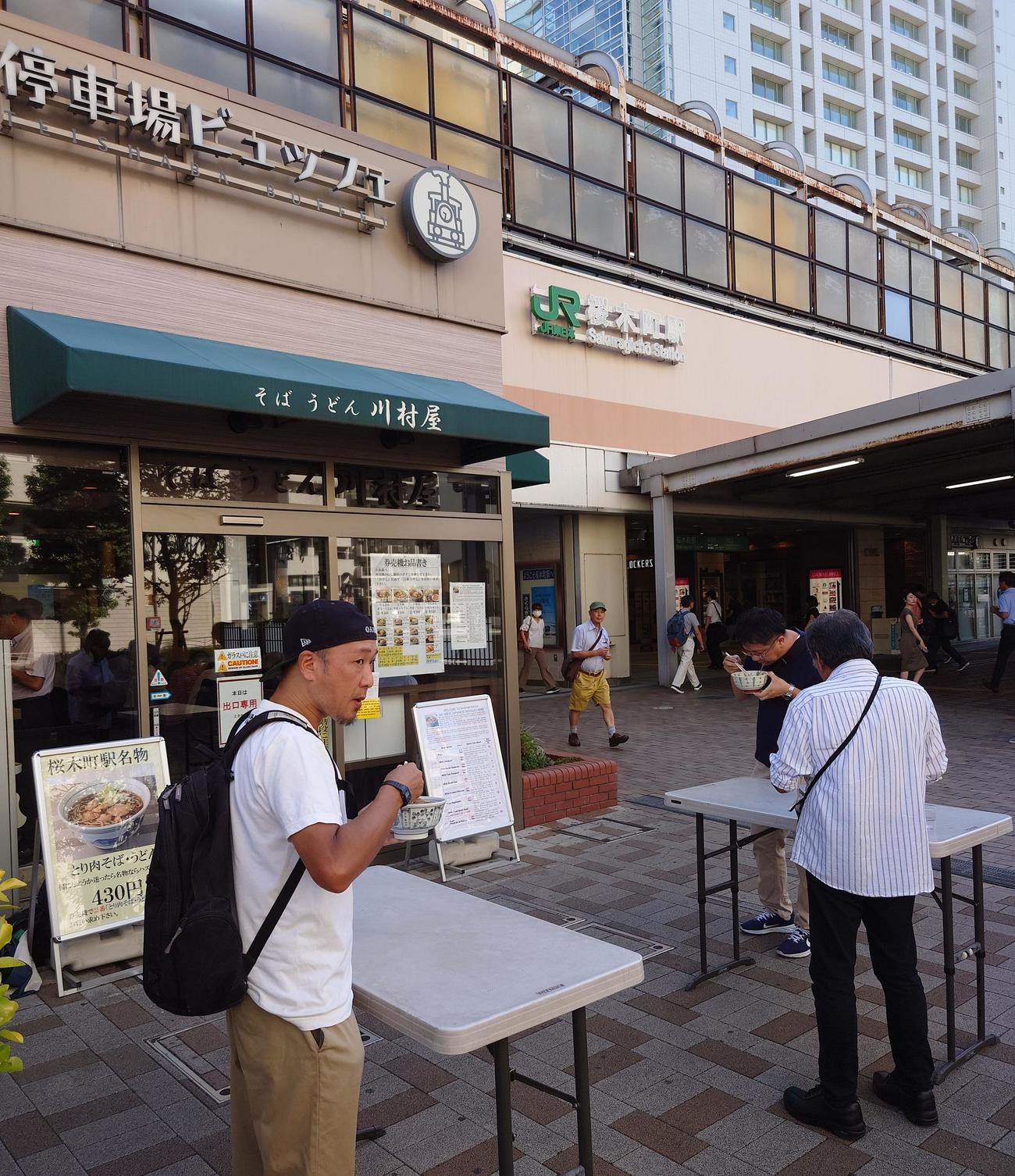 店内が満席になり、臨時で出されたテーブルもいっぱいになった（撮影・寺沢卓）