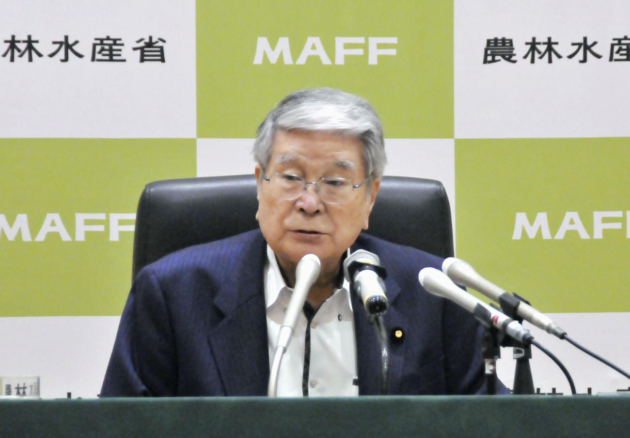 閣議後記者会見で、自身の発言について改めて謝罪した野村農相（共同）