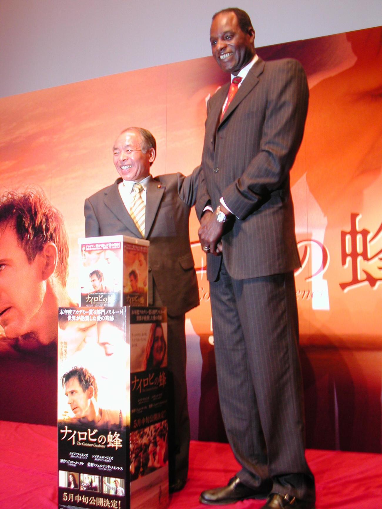 映画「ナイロビの蜂」試写会に特別ゲストとして訪れた鈴木宗男氏とムルアカ氏（06年5月撮影）