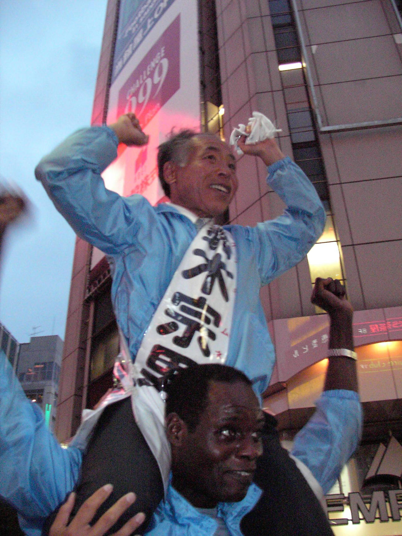 ムルアカ氏に肩ぐるまされる鈴木宗男氏（04年7月撮影）