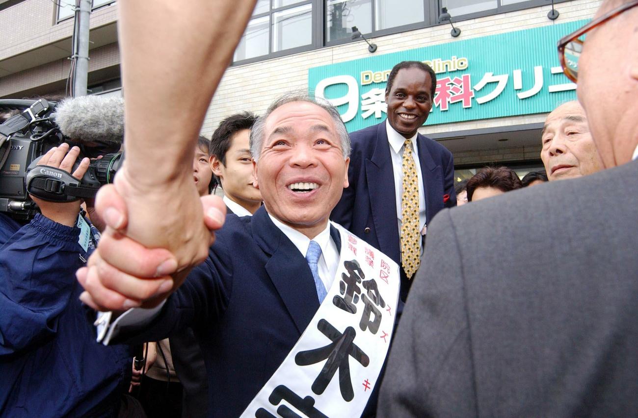 選挙運動する鈴木宗男氏とムルアカ氏（04年6月撮影）