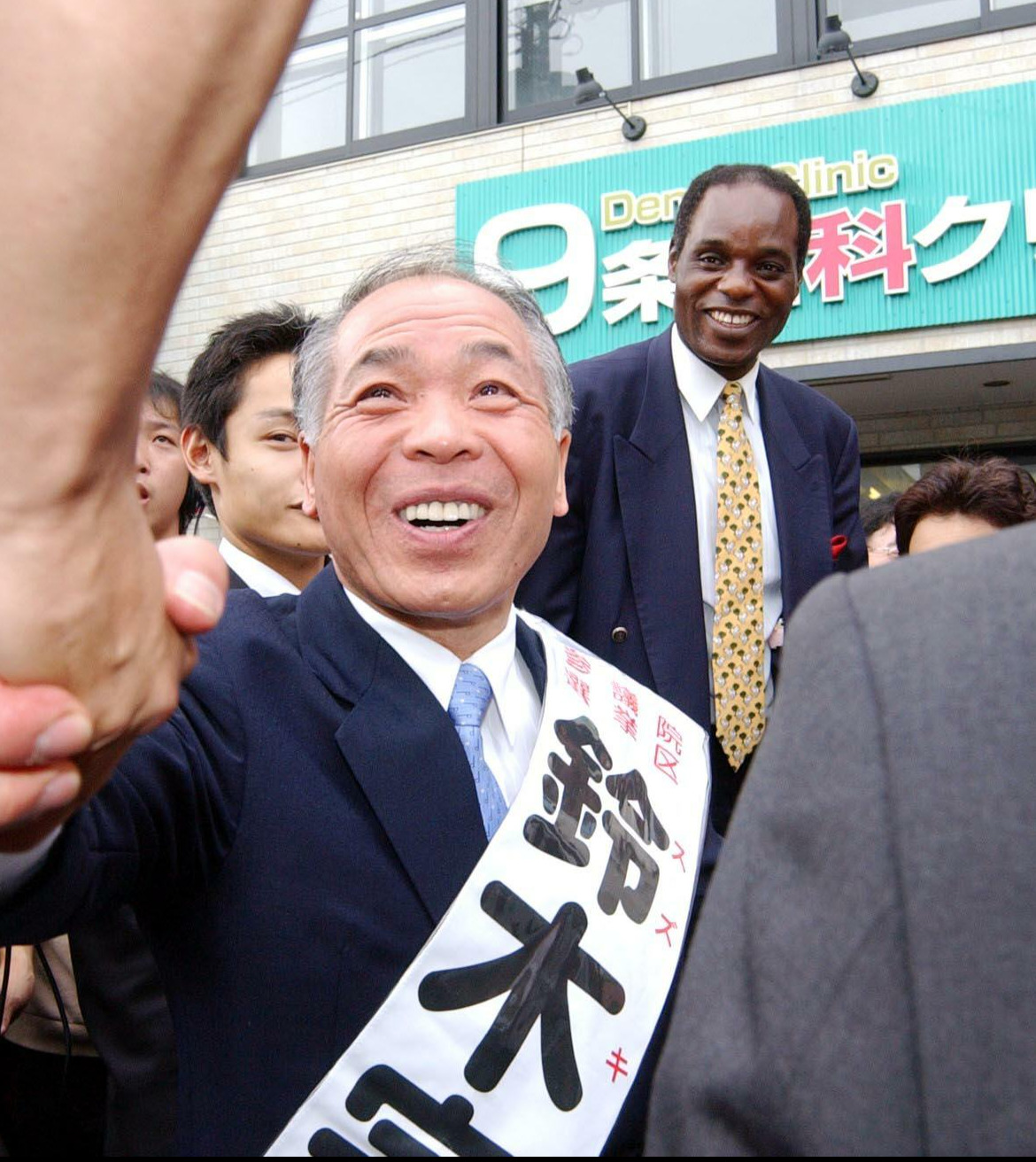 選挙運動する鈴木宗男氏とムルアカ氏（04年6月撮影）