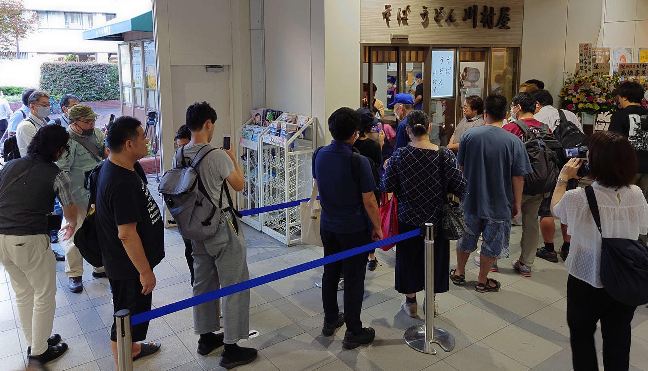 半年ぶりに営業再開した川村屋には開店前から行列ができた（撮影・寺沢卓）