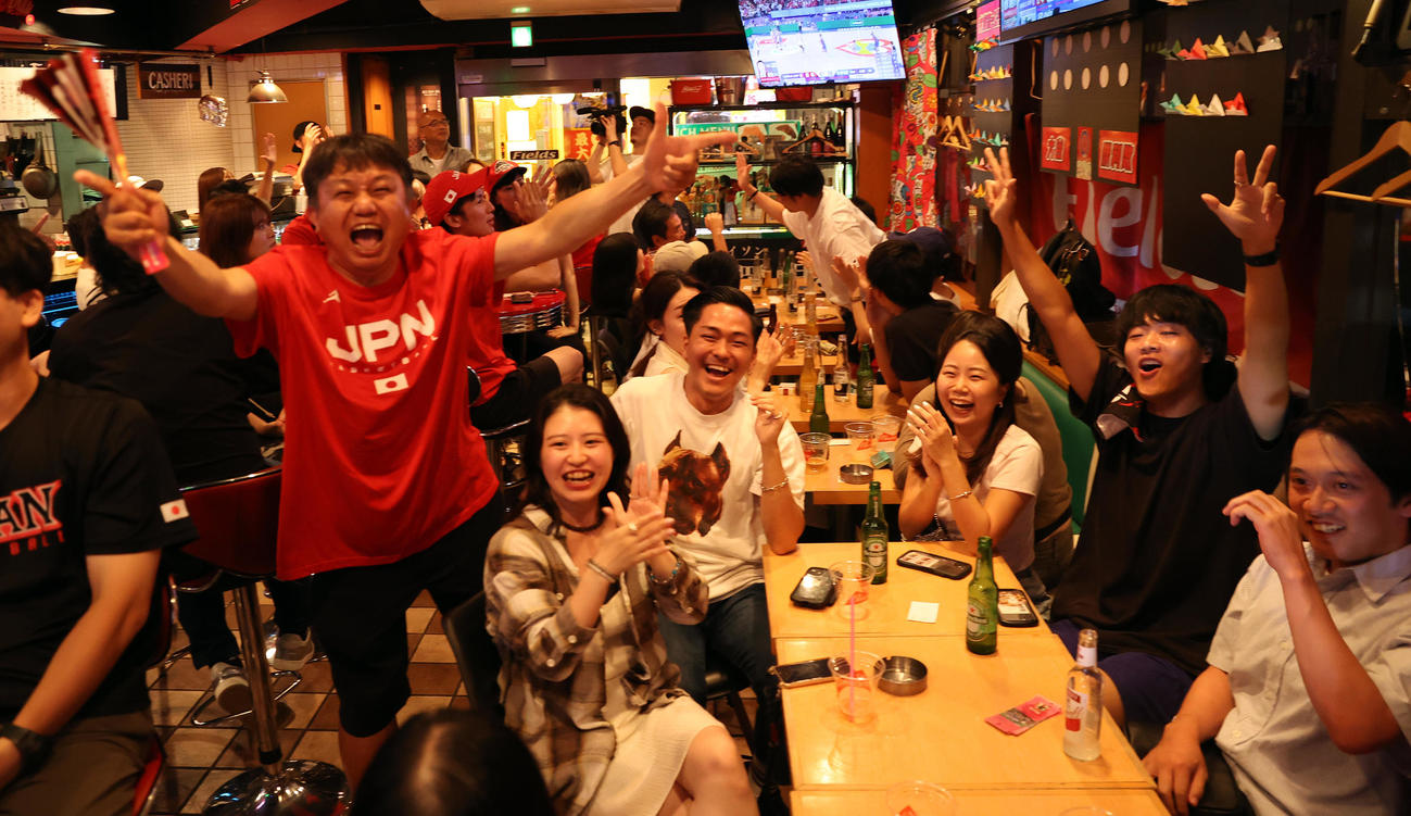 渋谷の飲食店でバスケW杯の日本－カーボベルデ戦を観戦し盛り上がるファンたち（撮影・大野祥一）