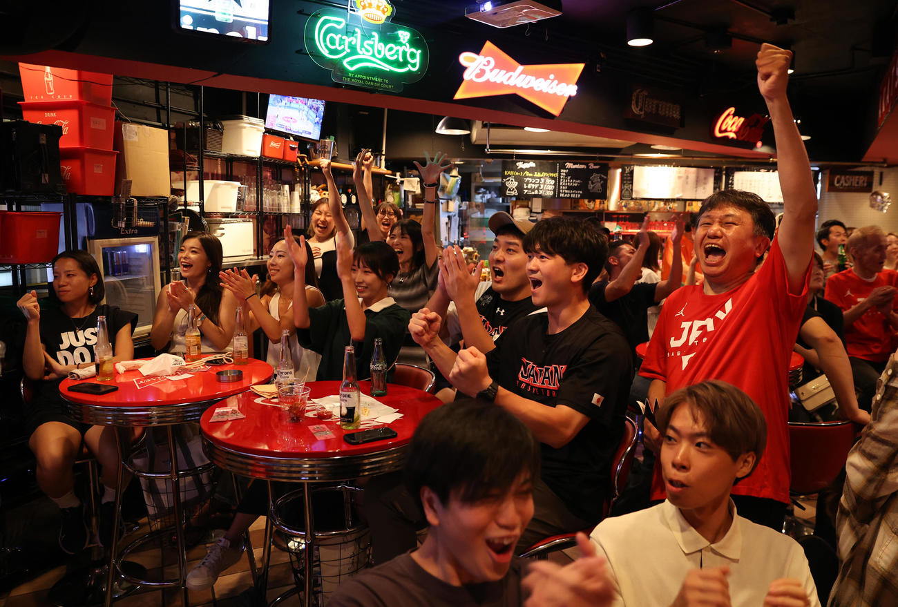 渋谷の飲食店でカーボベルデ戦を観戦し盛り上がるファンたち（撮影・大野祥一）