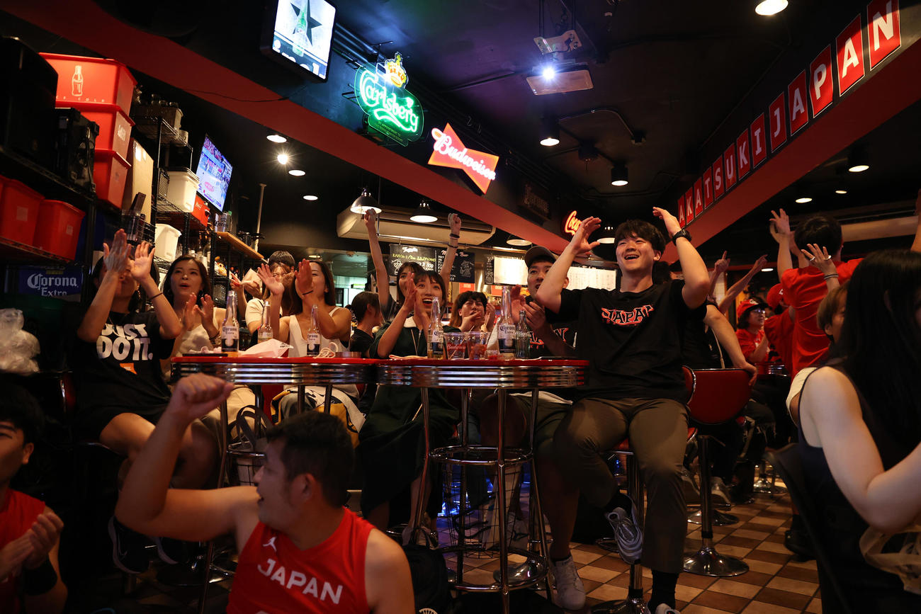 渋谷の飲食店でカーボベルデ戦を観戦し盛り上がるファンたち（撮影・大野祥一）