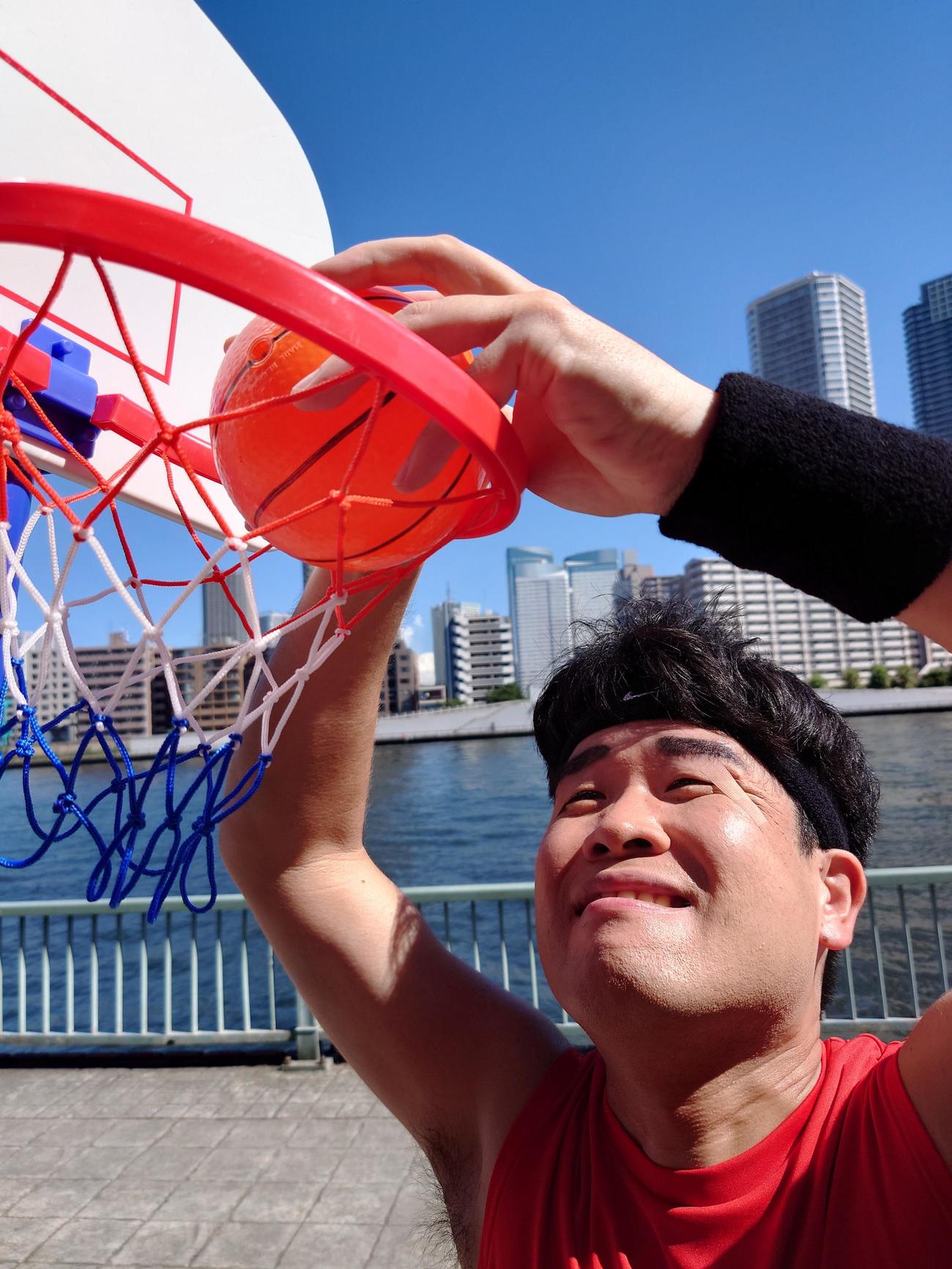 「ちょいまねジャパン」リーダーのクロワッサン。は渡辺雄太になりきってダンクシュートを決めた（撮影・寺沢卓）