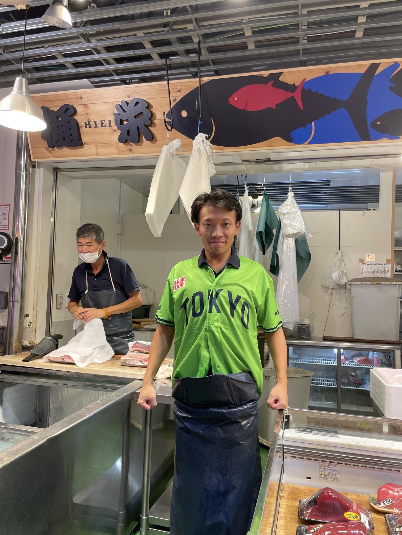 神宮球場でマグロ丼とマグロ串をデビューさせる樋栄楠本康太社長