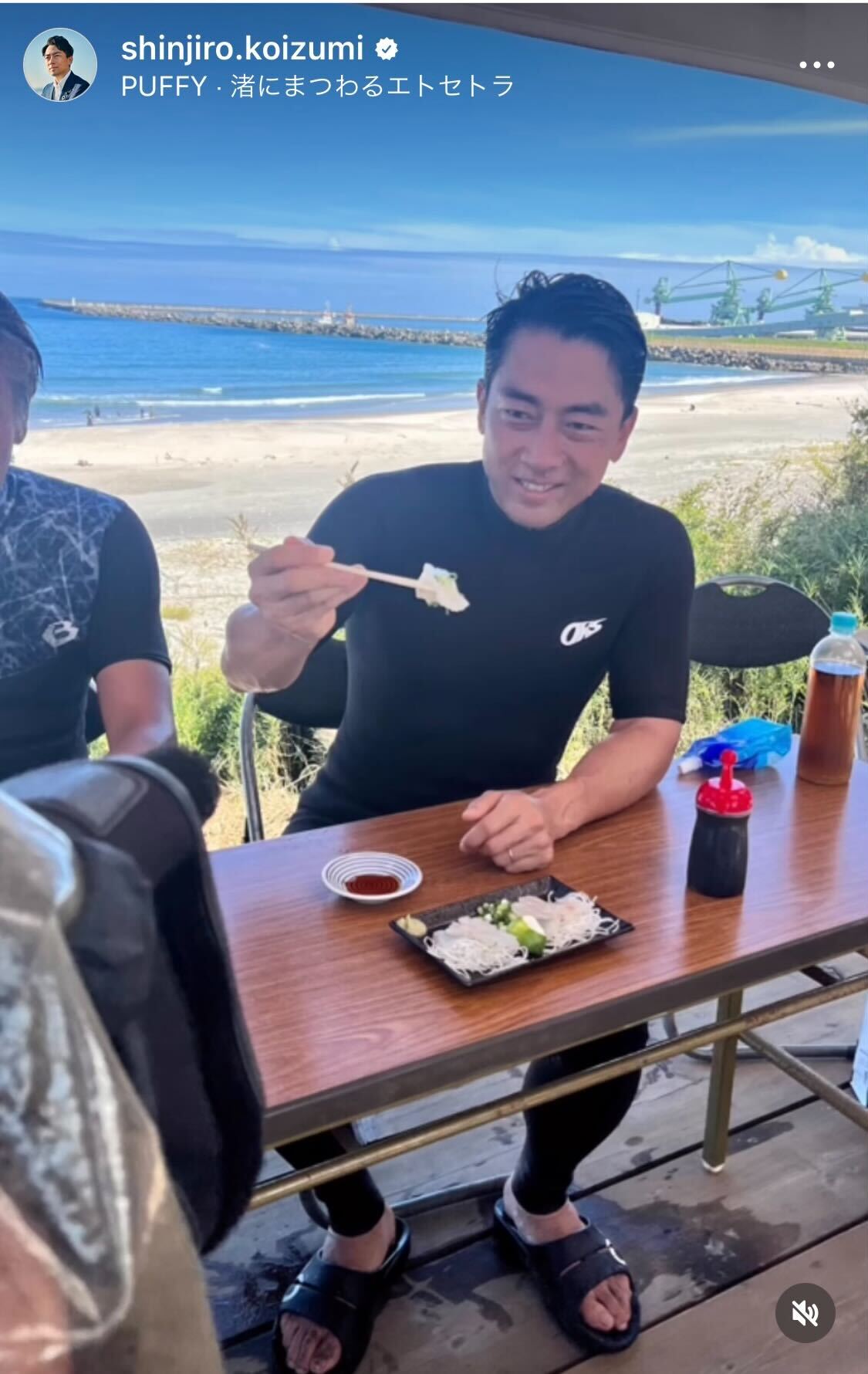 刺身を食べる小泉進次郎元環境相（小泉進次郎氏のインスタグラムから）
