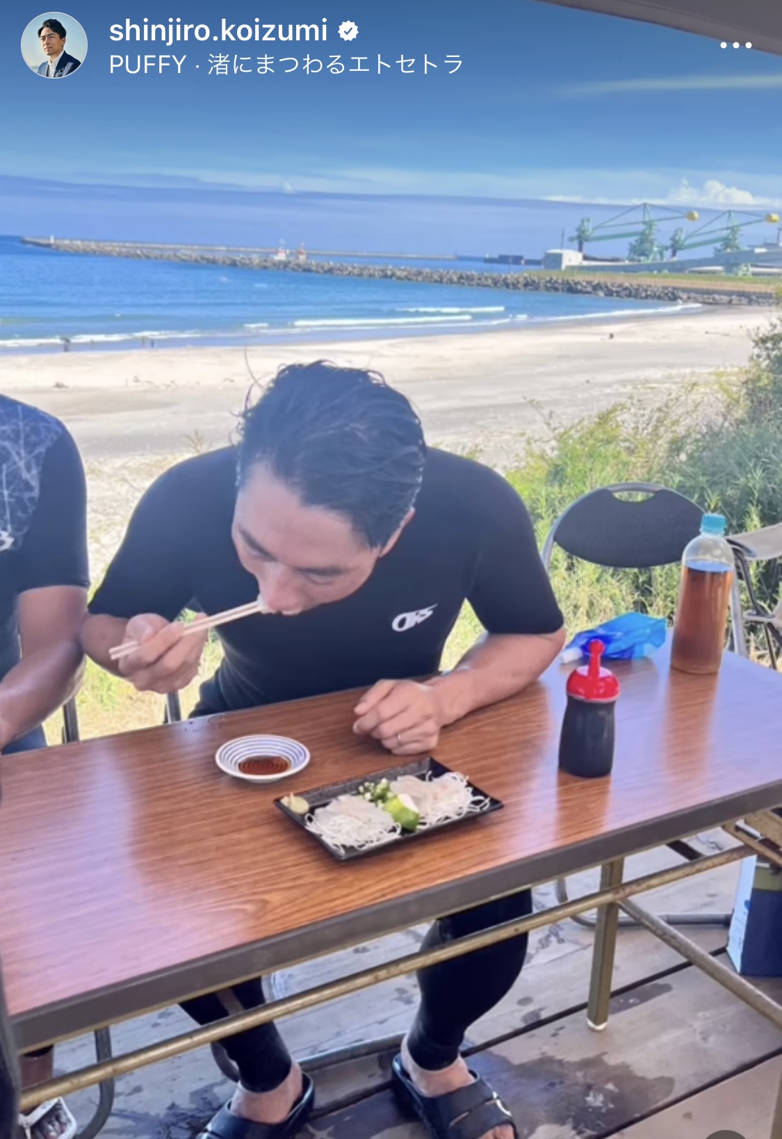 刺身を食べる小泉進次郎元環境相（小泉進次郎氏のインスタグラムから）