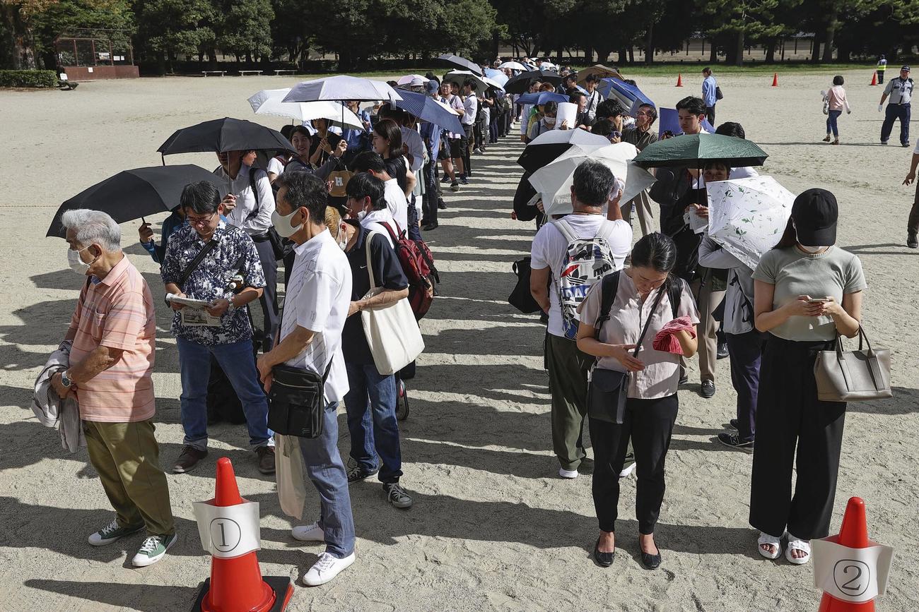 京都アニメーション放火殺人事件の裁判員裁判初公判で、傍聴整理券を求めて並ぶ人たち（共同）