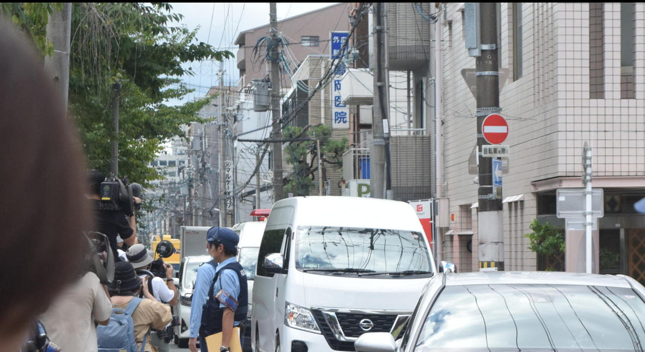 関係車両に付き添われ京都地方裁判所に入る青葉被告を乗せたとみられる車（撮影・阪口孝志）