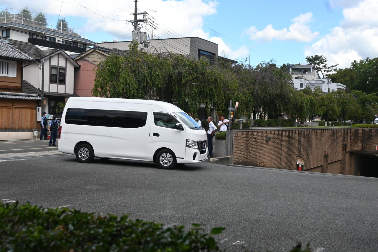 5日午前10時ごろ、青葉被告が乗ったとみられる車両が京都地裁に到着（撮影・松浦隆司）