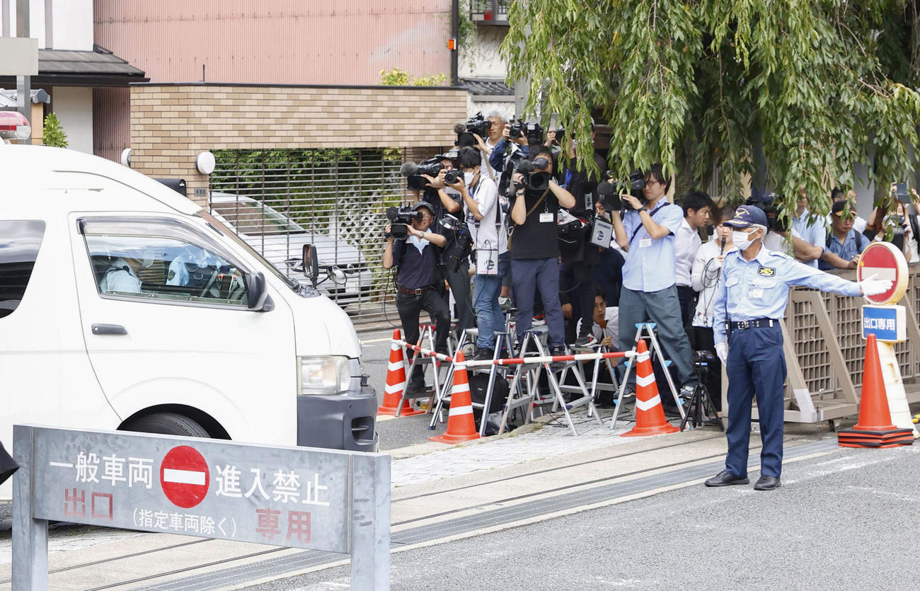 京都アニメーション放火殺人事件の初公判で、京都地裁周辺に集まった報道陣（共同）