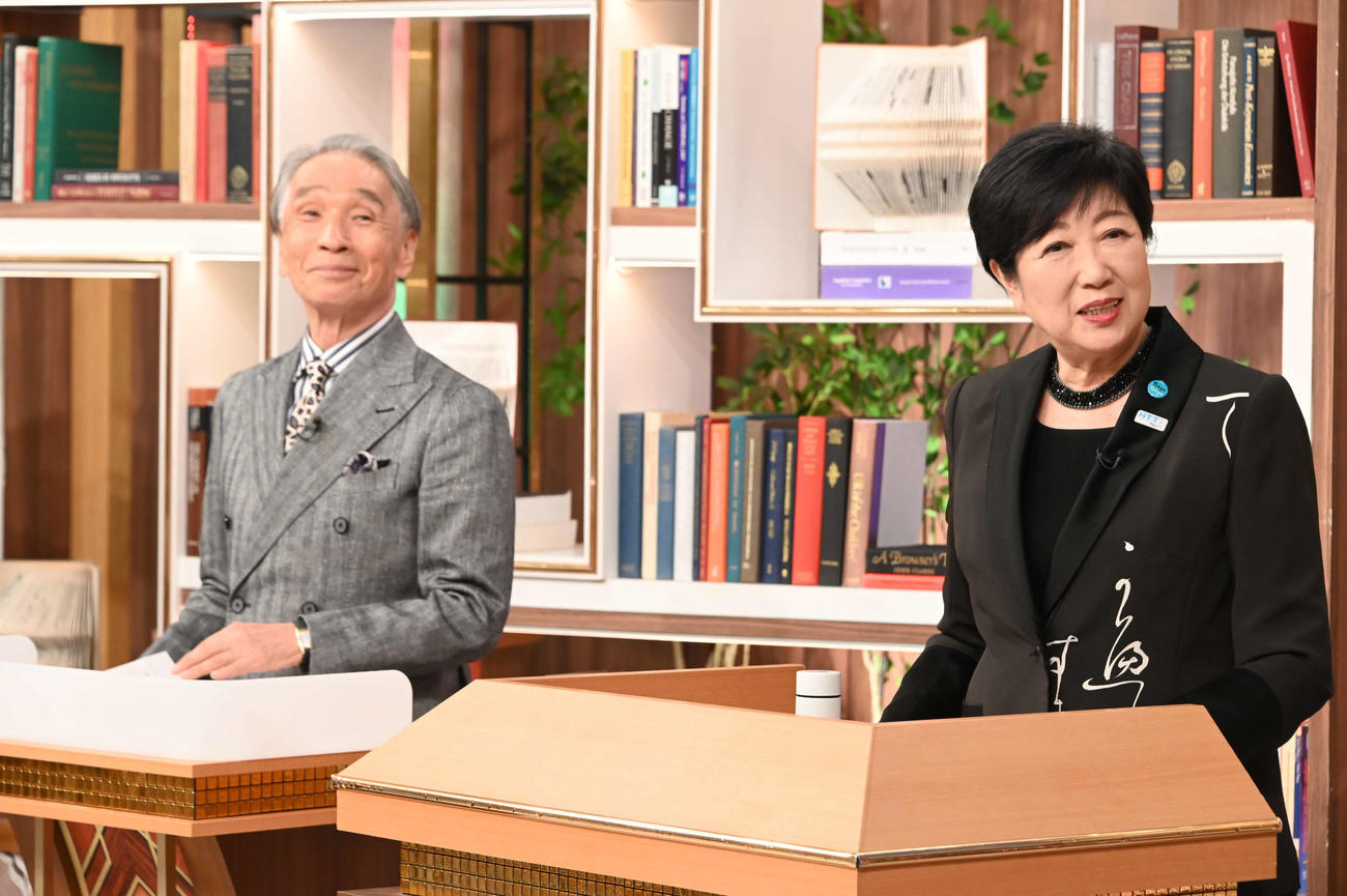 日本テレビ系「世界一受けたい授業」に出演する小池百合子知事（右）