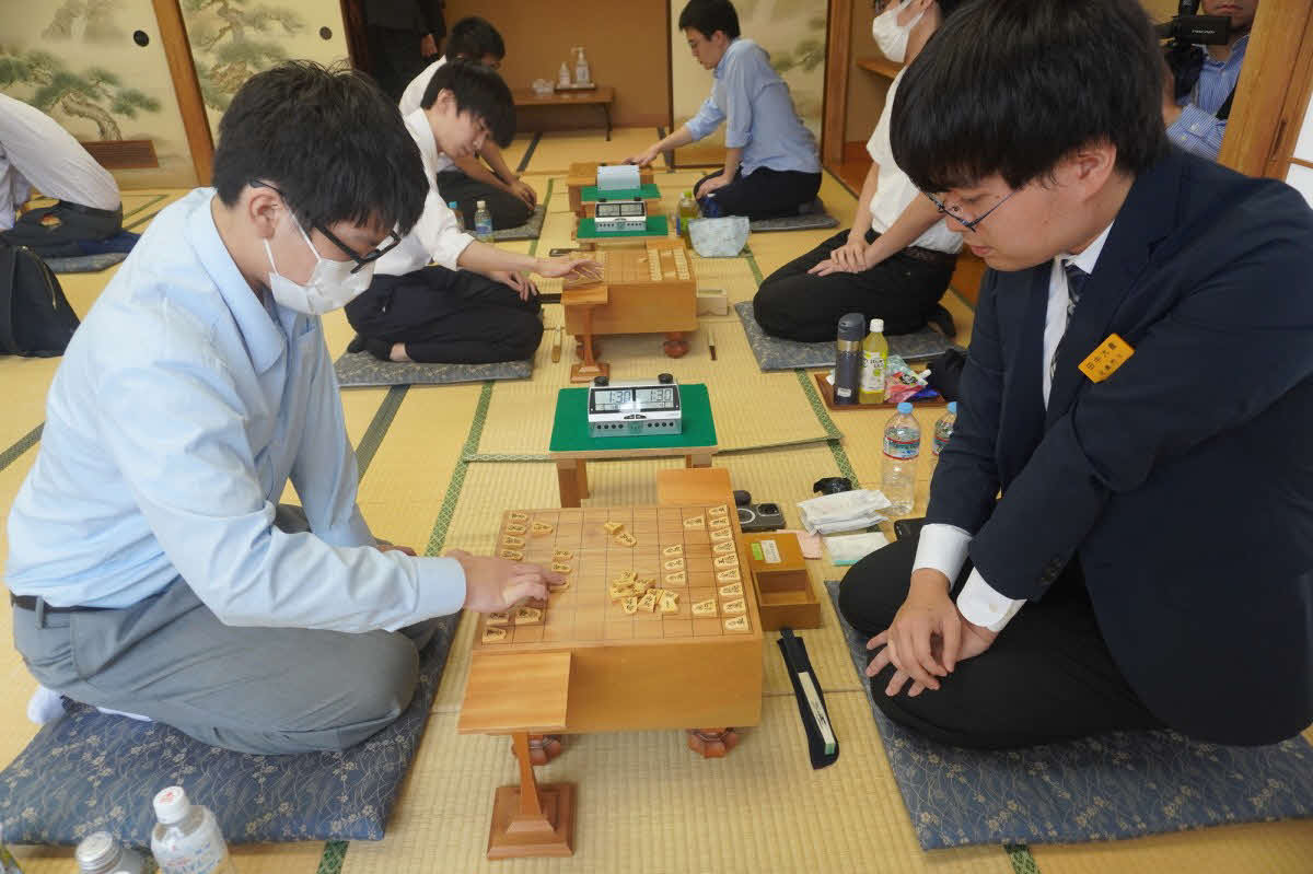 将棋の奨励会三段リーグ最終一斉対局開始 中3の山下三段、藤井7冠以来の中学生棋士誕生なるか - 社会写真ニュース : 日刊スポーツ