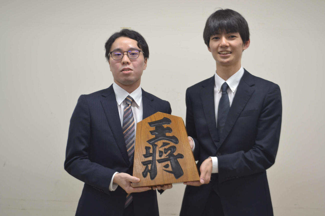 10月1日付で新四段としてプロデビューする宮嶋健太三段（左）と上野裕寿三段（右）