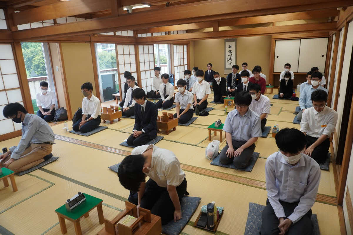 いつものように朝礼から始まった将棋の「奨励会三段リーグ」（日本将棋連盟提供）