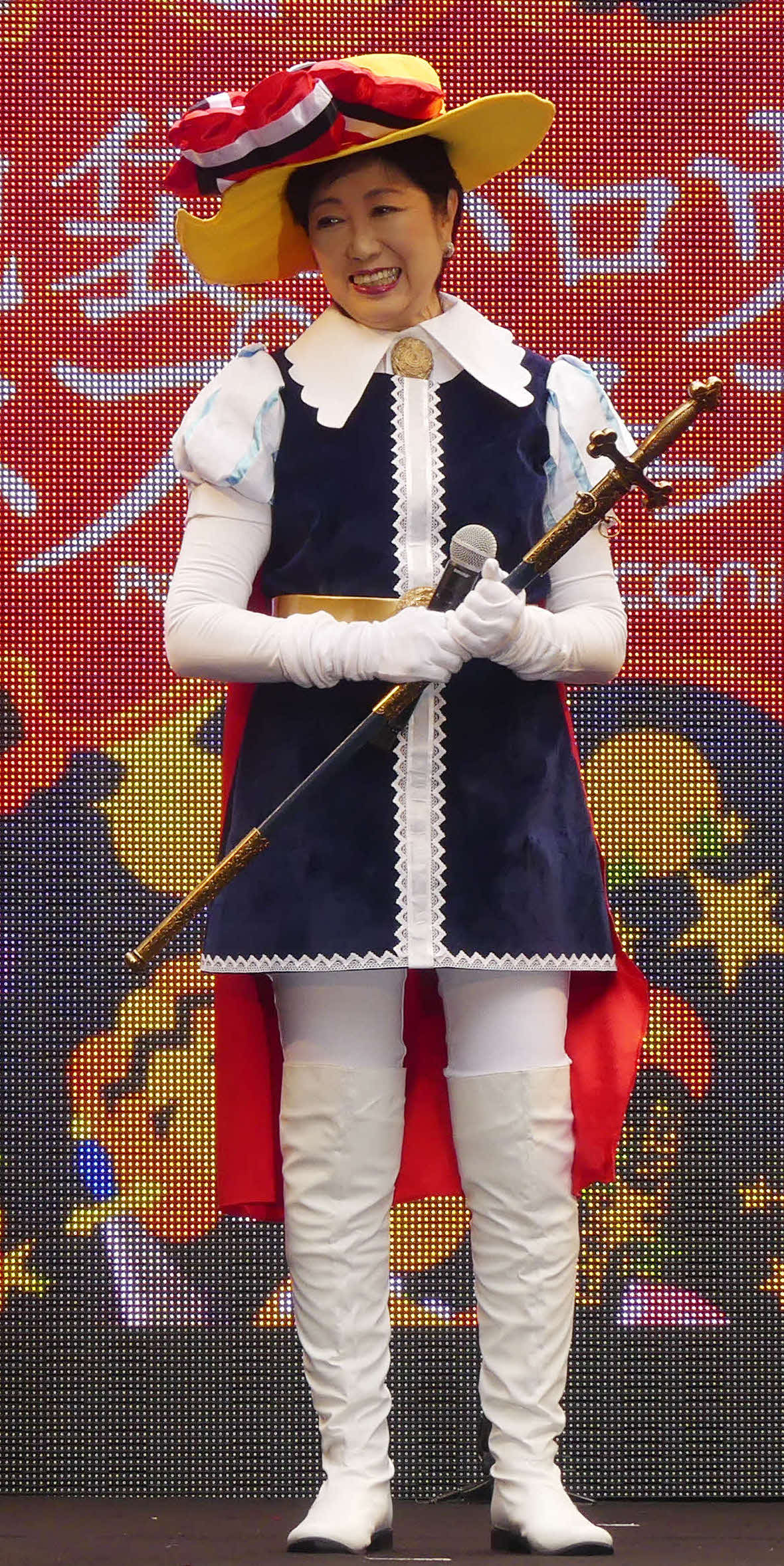 16年10月、「リボンの騎士」のサファイアのコスプレを披露した小池百合子都知事
