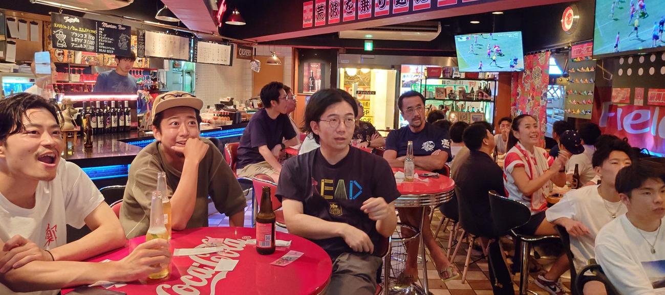 ラグビー日本代表の奮闘に雄たけびをあげる渋谷フィールズのPV参加者（撮影・寺沢卓）