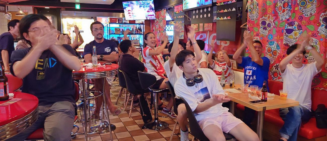 ラグビー日本代表の2本目のトライに「やったー」と渋谷フィールズは大歓声に包まれた（撮影・寺沢卓）