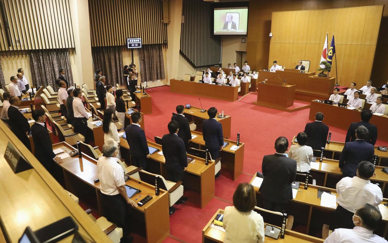 西本誠容疑者への辞職勧告決議を全会一致で可決した宮崎市議会（共同）