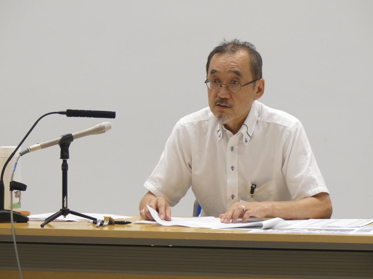 神宮外苑再開発施行認可の撤回などを求めた要請書を小池百合子都知事あてに提出後、会見する糸長浩司・元日大教授（撮影・中山知子）