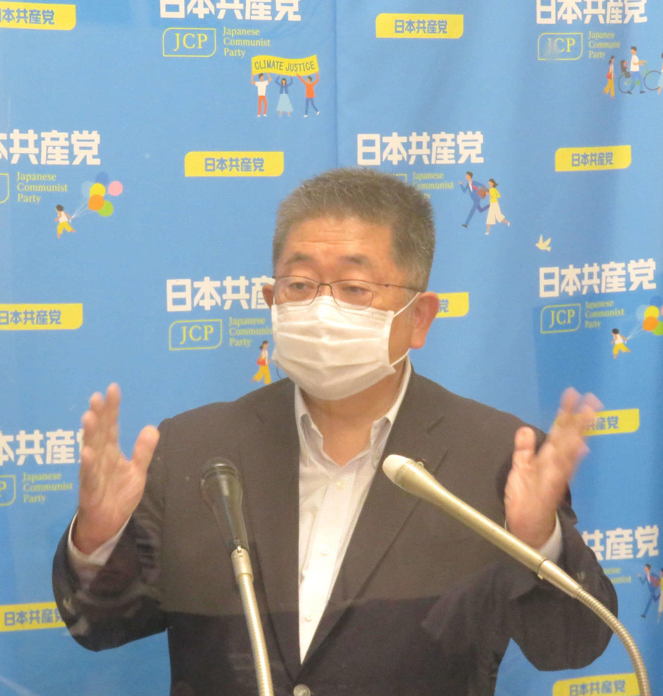 共産党の小池晃書記局長は「汚染魚」などと発信した次期衆院選の立候補予定者の擁立を取り下げ、陳謝した（撮影・大上悟）