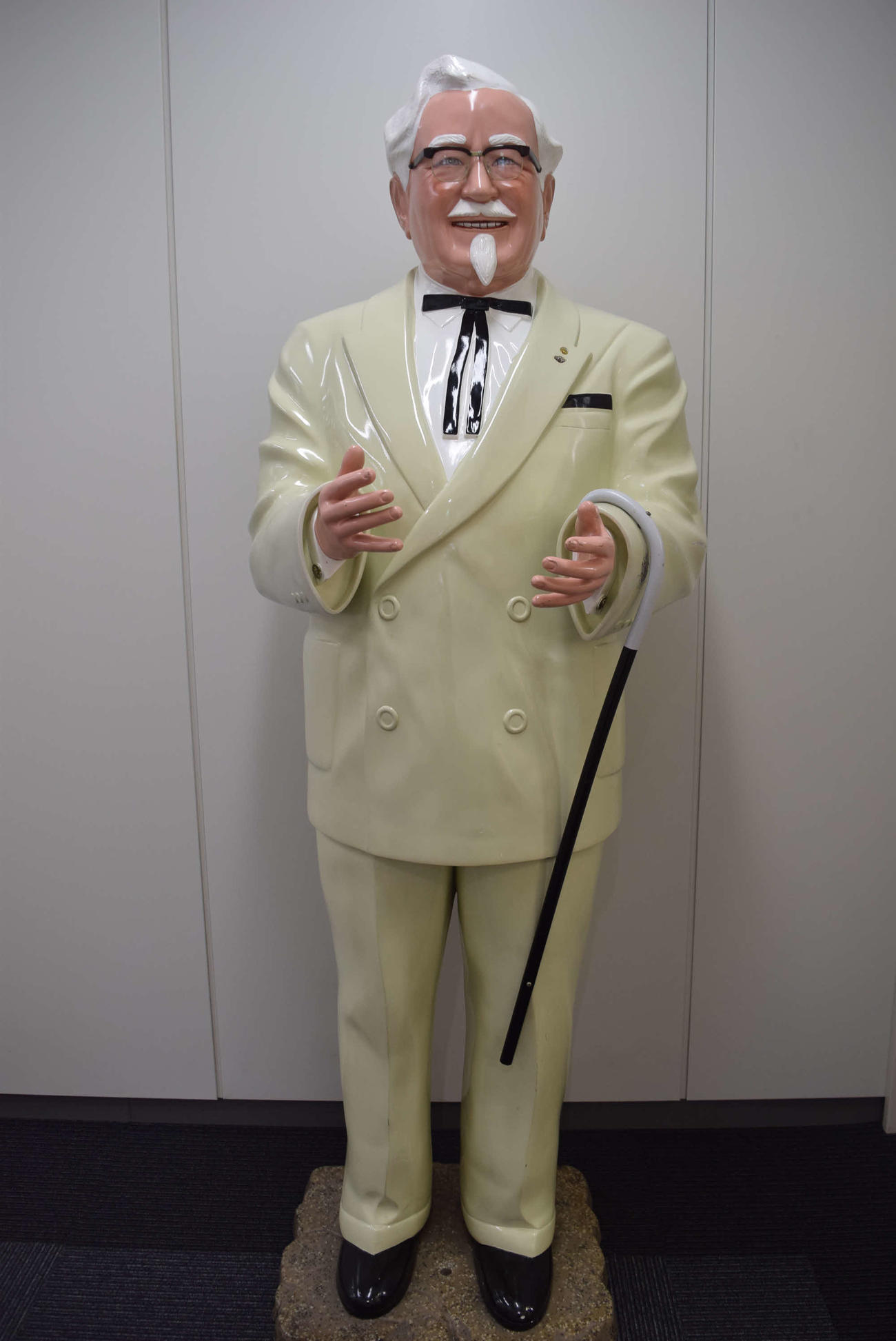 “通常”のカーネル・サンダース像（撮影・阪口孝志）