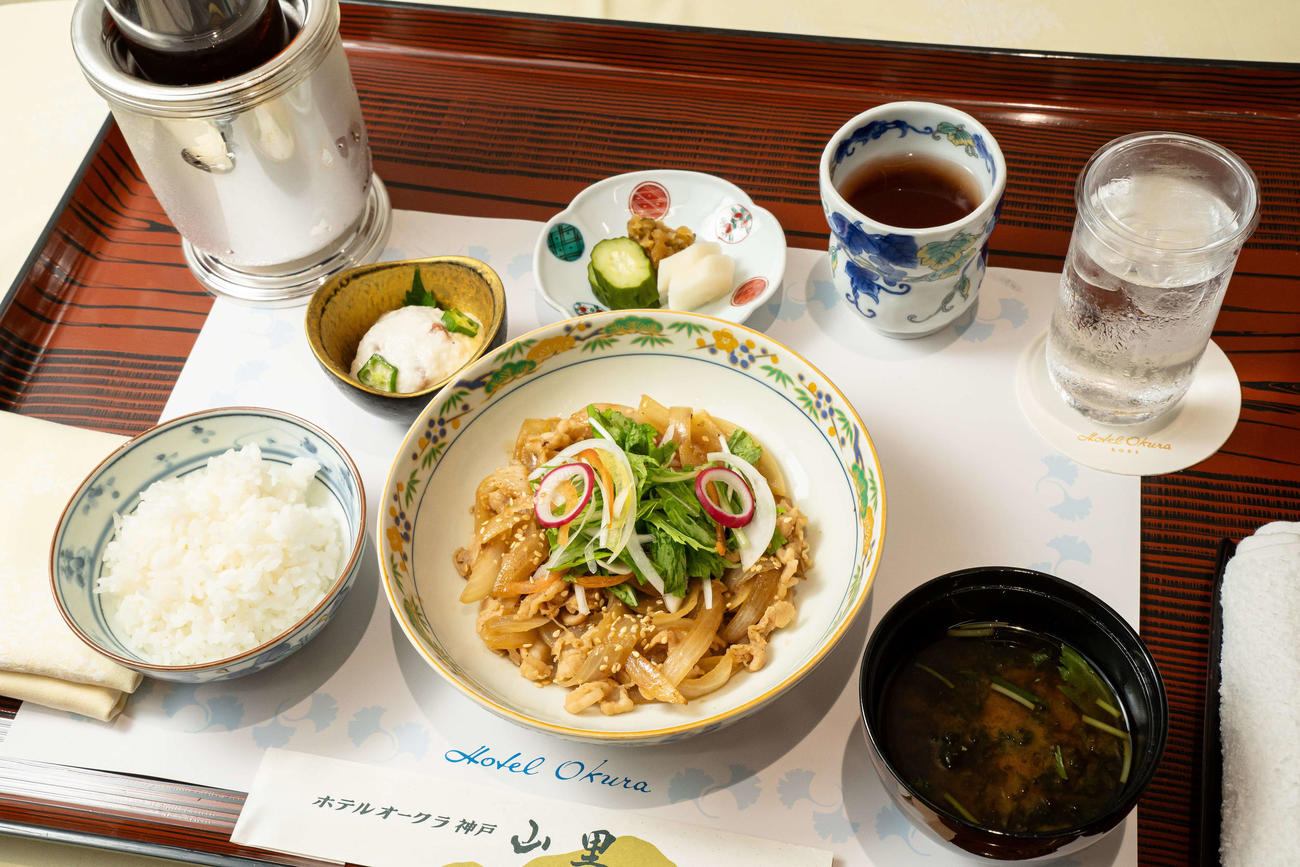藤井聡太7冠が昼食に注文した「神戸ポークと淡路玉葱の味噌炒め御膳」（日本将棋連盟提供）