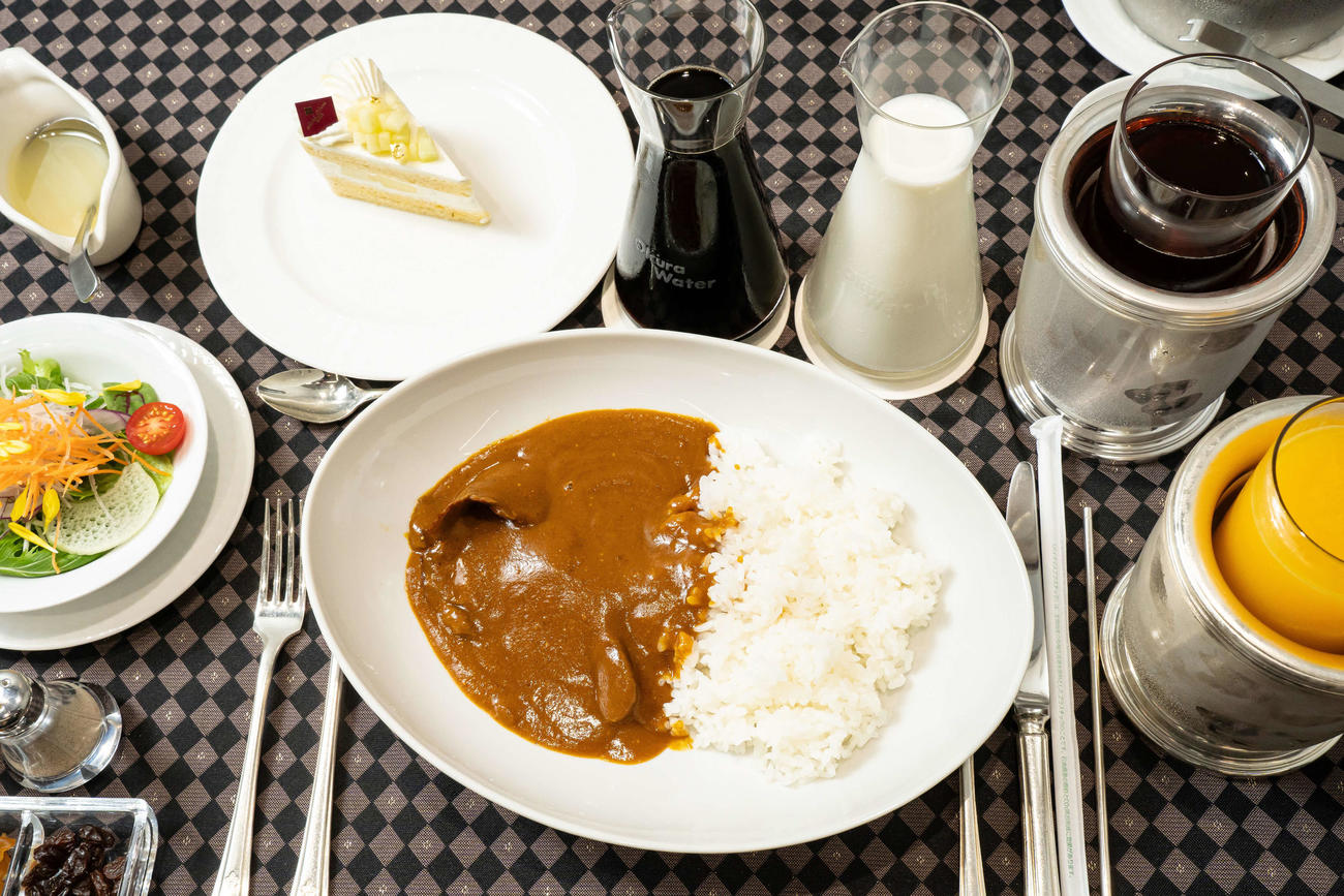 永瀬拓矢王座が昼食に注文した「ビーフカレー」・「アイスカフェオレ」「オレンジフレッシュジュース」「ウーロン茶」（日本将棋連盟提供）