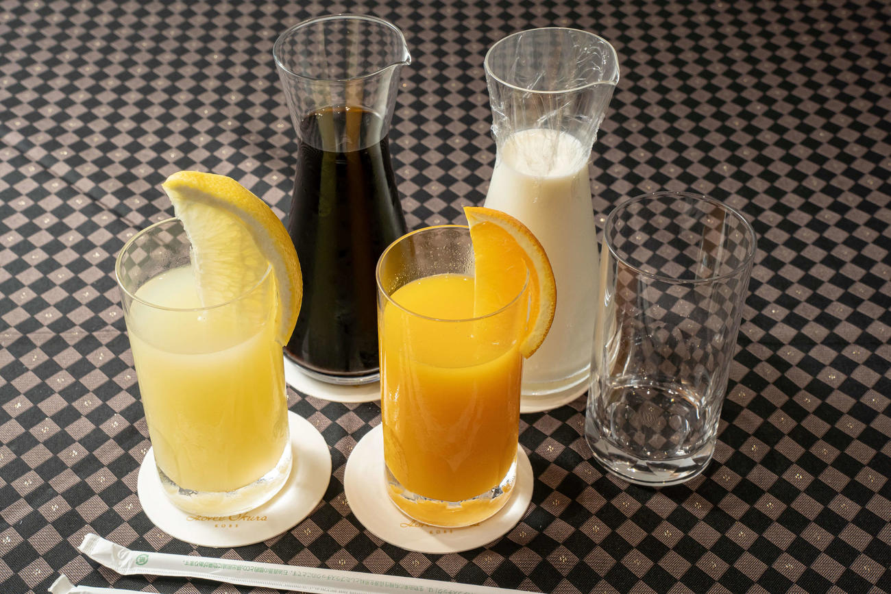 永瀬拓矢王座が午後のおやつに注文した「アイスカフェオレ」「オレンジフレッシュジュース」「グレープフルーツフレッシュジュース」（日本将棋連盟提供）