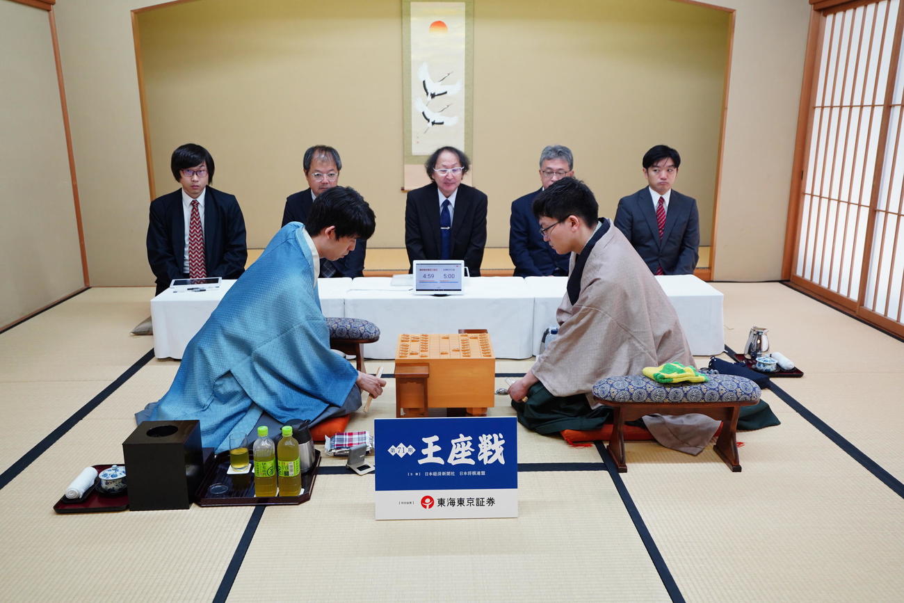 王座戦第2局に臨んだ藤井聡太7冠（左）、永瀬拓矢王座（日本将棋連盟提供）