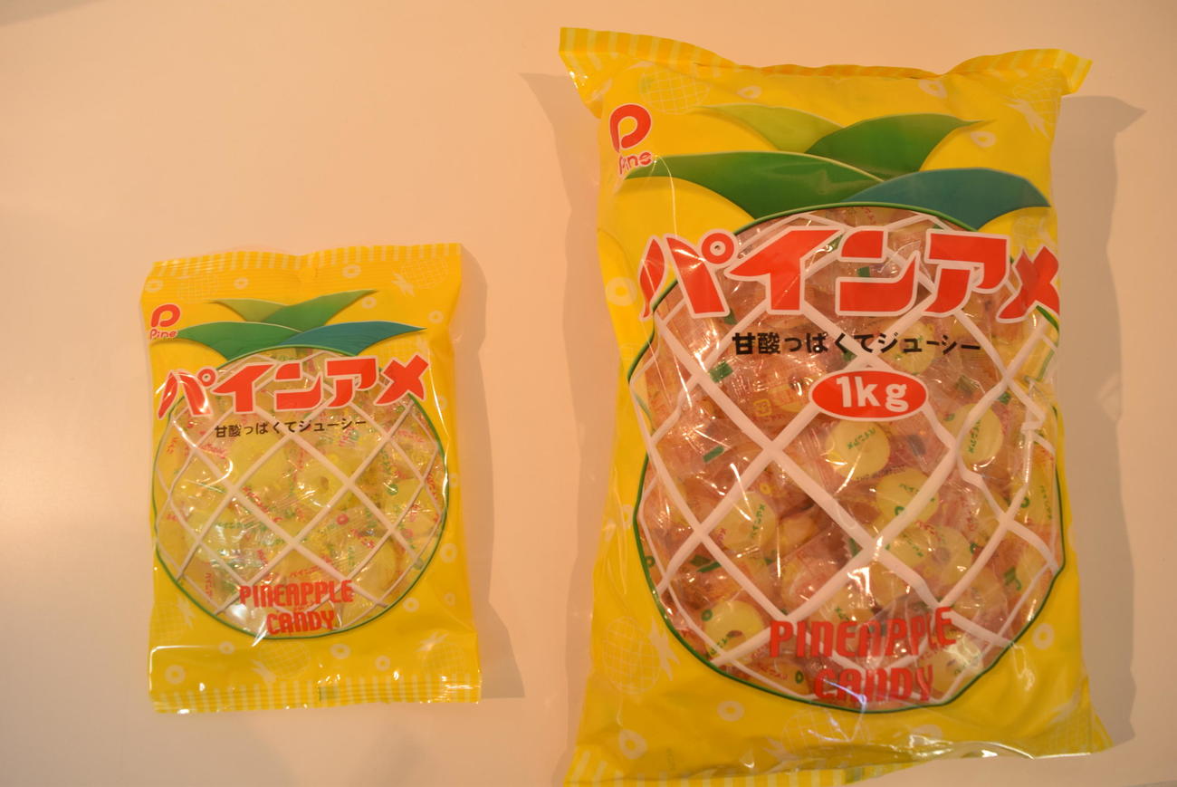 通常のパインアメと200個入りのパインアメ（右）（撮影・阪口孝志）