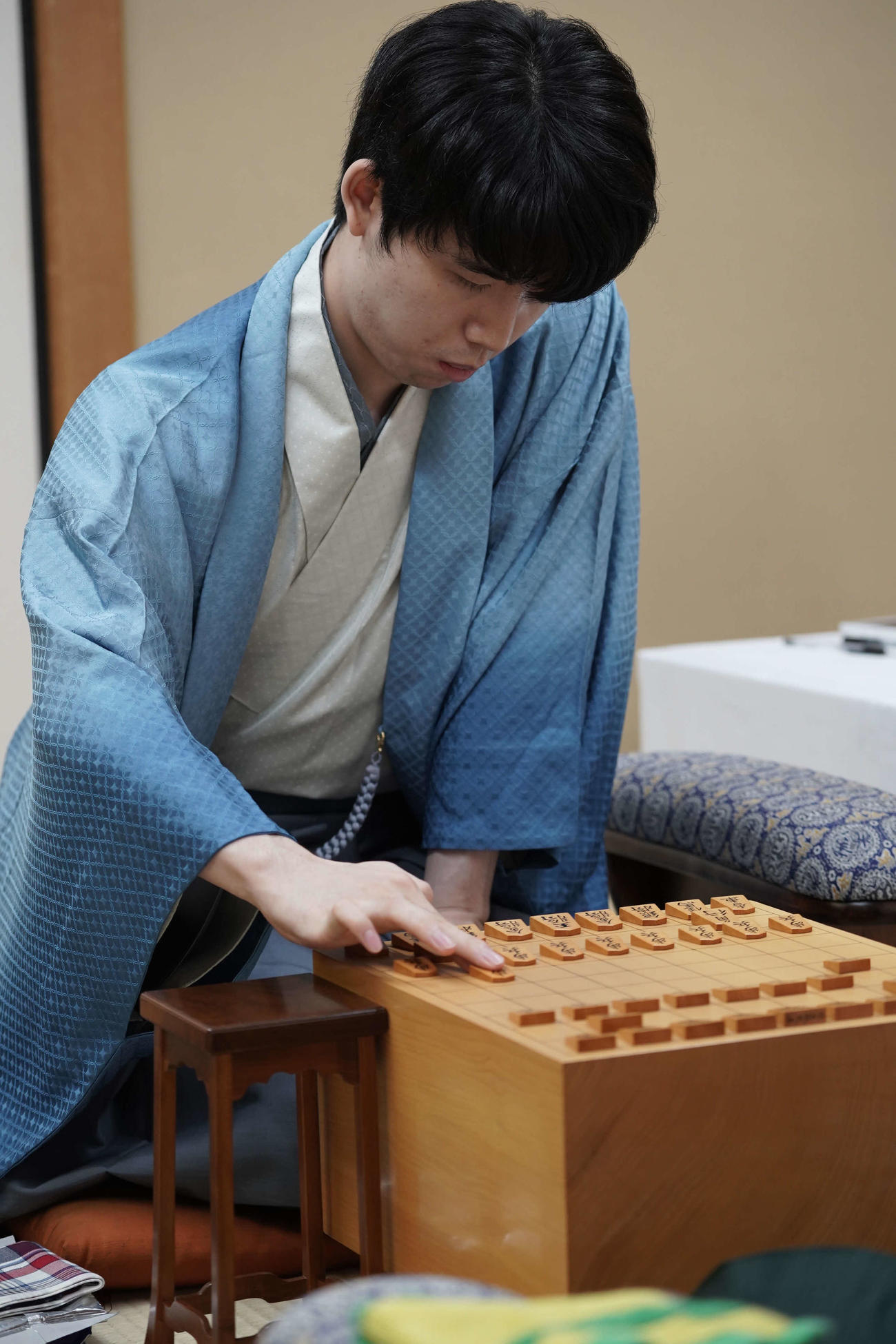 飛車先の歩を突き返す藤井聡太7冠（日本将棋連盟提供）
