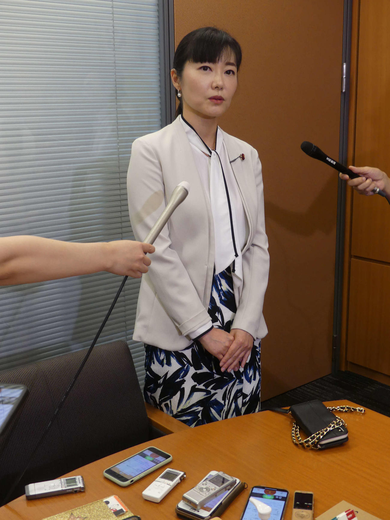 内閣改造で子ども政策担当相に内定し、報道陣の取材に応じる加藤鮎子衆院議員（撮影・中山知子）