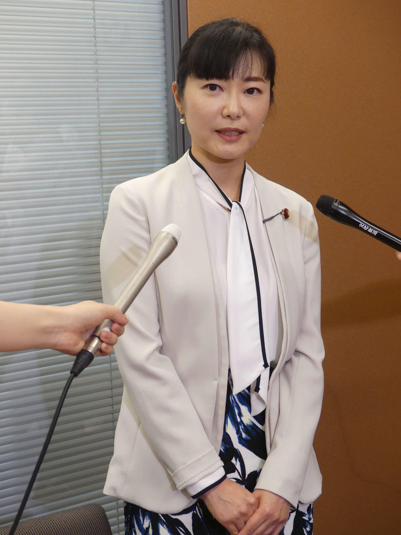 子ども政策担当相に内定し、報道陣の取材に応じる加藤鮎子衆院議員（撮影・中山知子）