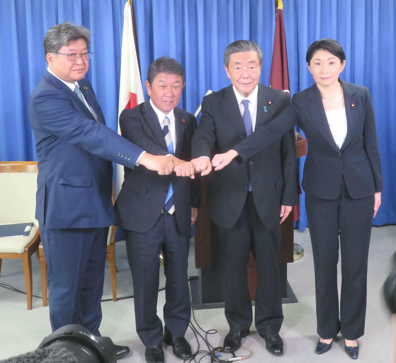 自民党の党四役に就任した小渕優子選対委員長（右から）森山裕総務会長、茂木敏充幹事長、萩生田光一政調会長（撮影・大上悟）