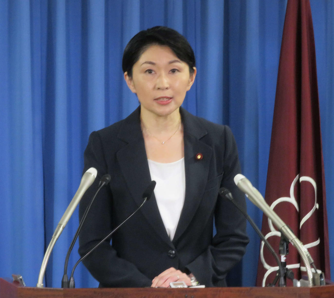 自民党の小渕優子選対委員長は会見で政治資金規正法違反事件ついての質疑応答で言葉を詰まらせた（撮影・大上悟）
