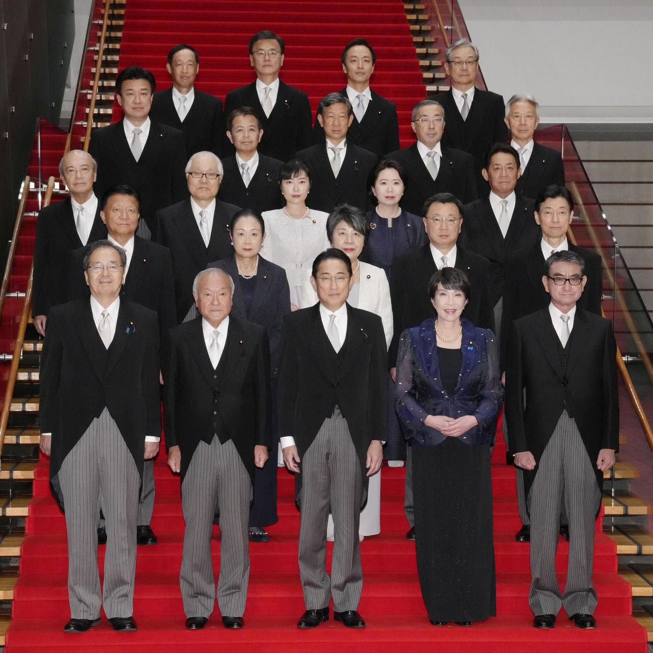 第2次岸田再改造内閣が発足し、記念写真に納まる岸田文雄首相（前列中央）と閣僚ら（共同）