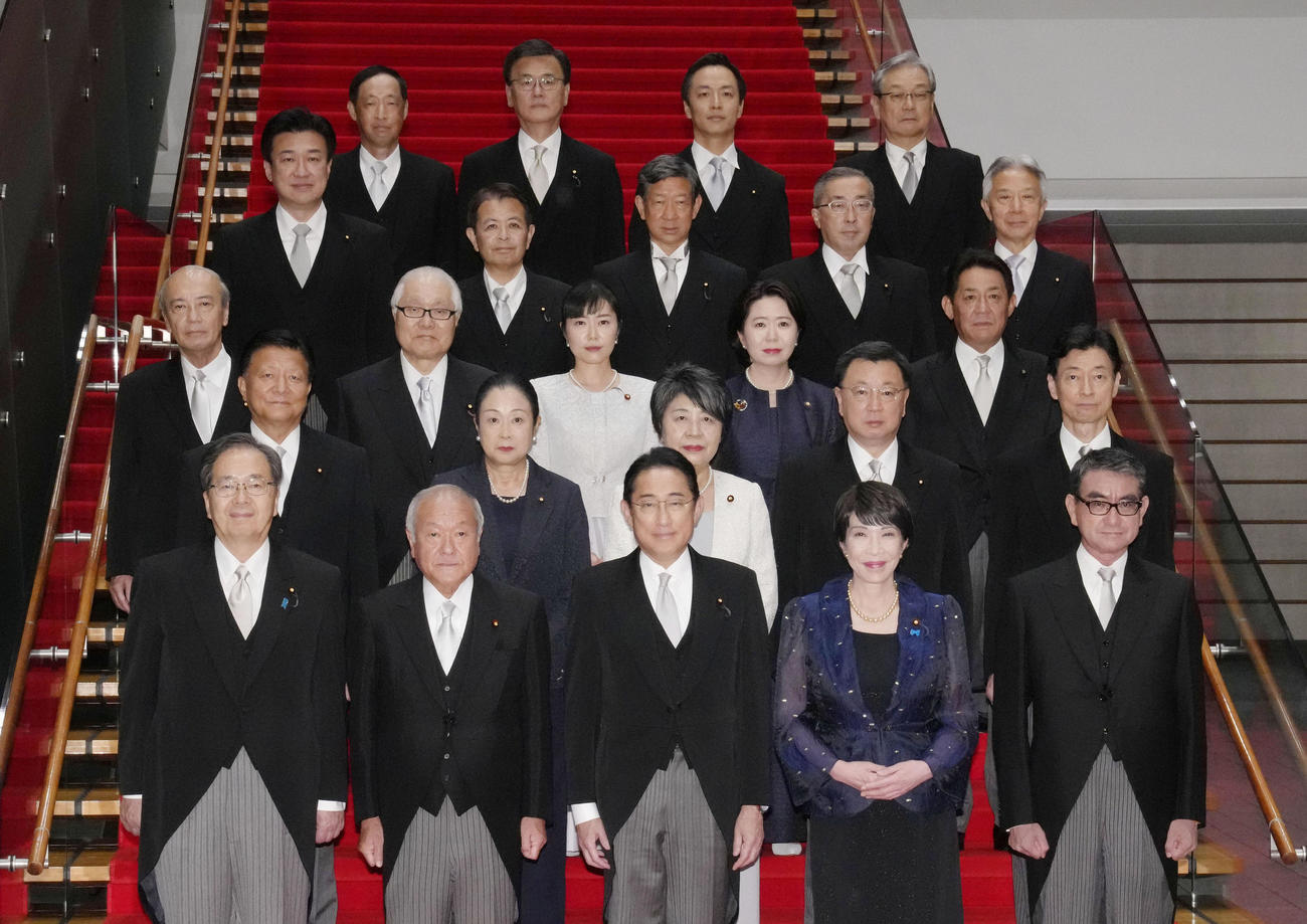 第2次岸田再改造内閣が発足し、記念写真に納まる岸田文雄首相（前列中央）と閣僚ら（共同）